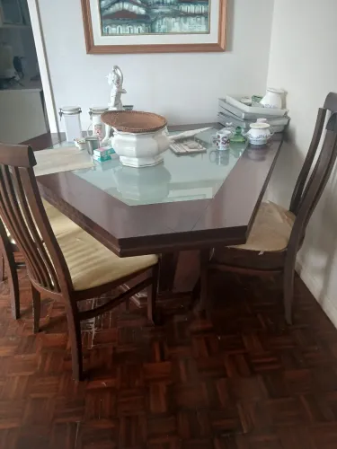 Mesa de madeira antiga. Acompanha cadeiras já gastas sem aumento do valor