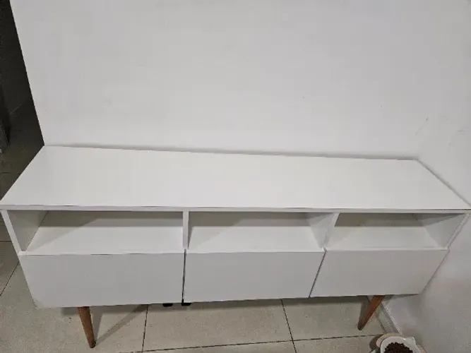 Aparador Branco Retrô com 3 Portas e Pés de Madeira