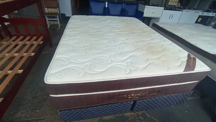 Cama box Queen size Colchão Ortobom molas ensacandas dividimos TB cartão 