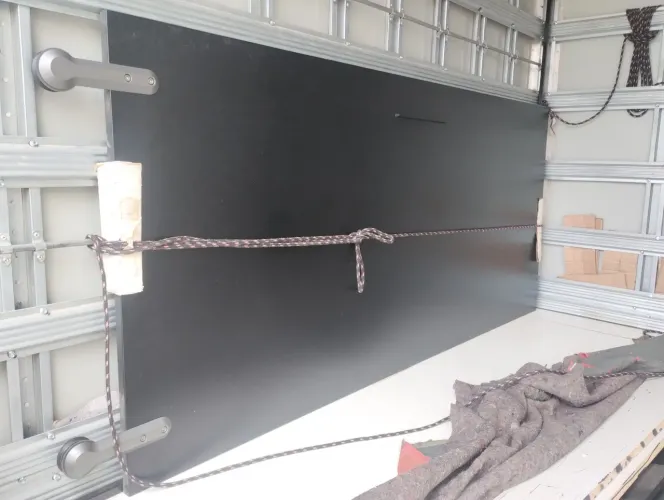 Porta de passagem de correr, pintura em Laka preto fosco.