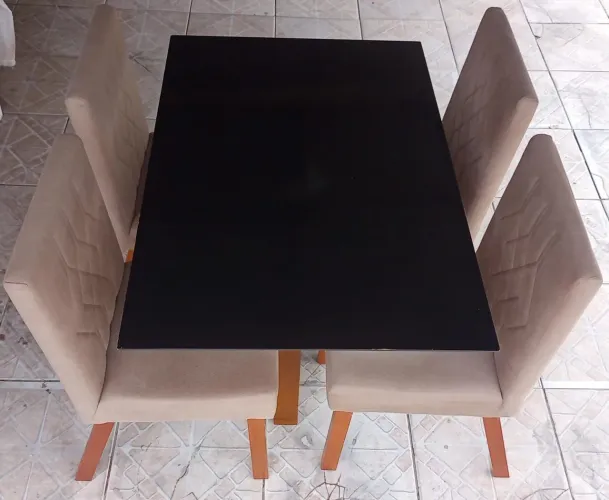Mesa com 4 cadeiras 