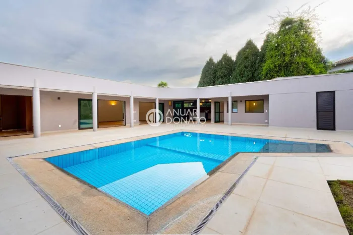 Casa linear com 4 quartos e 4 suítes no Condomínio Serra dos Manacás