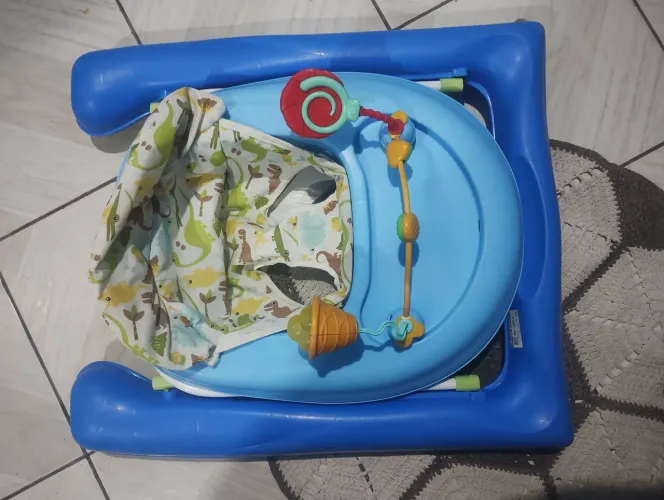 Carrinho de Bebê Voyage - Com Brinquedos e Assento Confortável