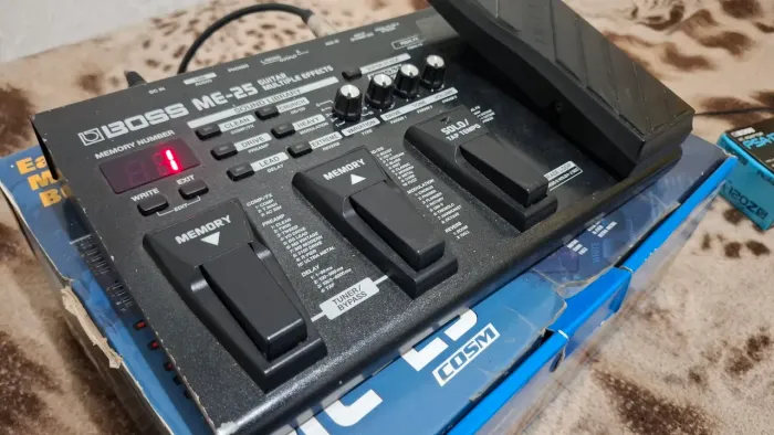 Pedaleira Boss ME-25