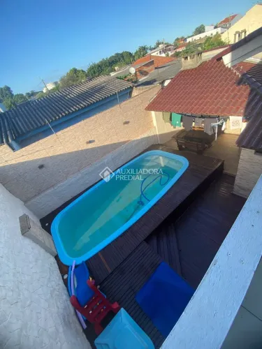 Casa completa com piscina aquecida e energia solar. 4 Quartos e 2 vagas em Esteio.