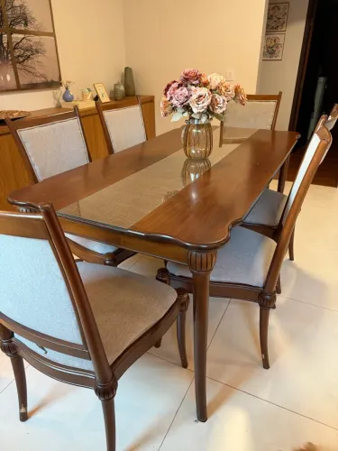 Mesa de jantar clássica em madeira com cadeiras estofadas