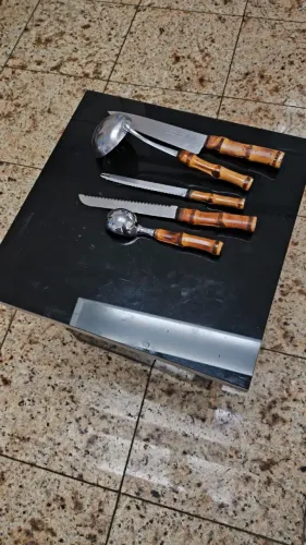 Luxuosos utensílios de cozinha da linha Tramontina com cabo natural em bambu