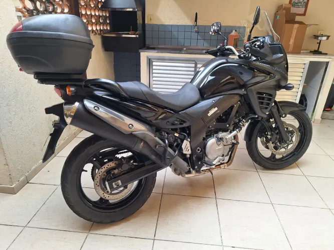 SUZUKI DL V-STROM 650 XT TROCO FINANCIO ACEITO CARRO OU MOTO MAIOR OU MENOR VALOR 