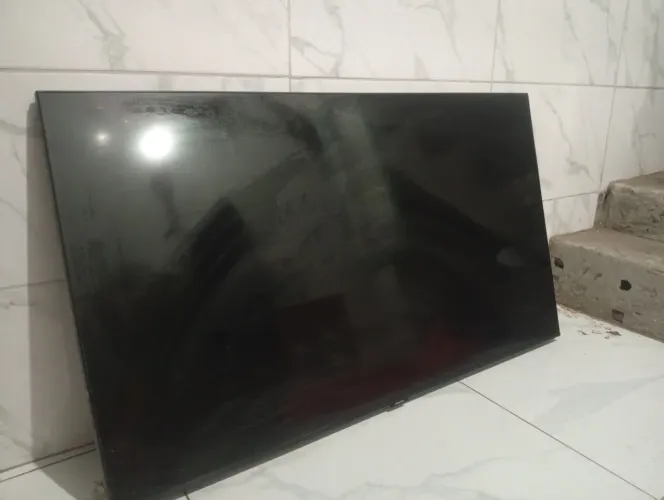 TV SAMSUNG 6 meses de uso, porém não liga mais, está sem tomada.