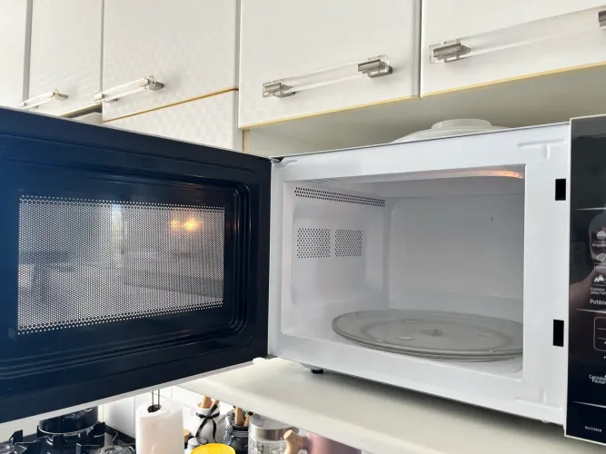 Vende-se microondas Britânia seminovo em ótimo estado , com pouco tempo de uso