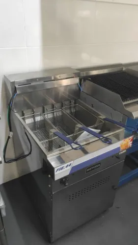 Bh Fritadeira industrial profissional trifásica 380V 18000w de potência HJ EQUIPAMENTOS
