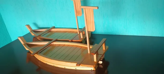 Barco de madeira para sushi