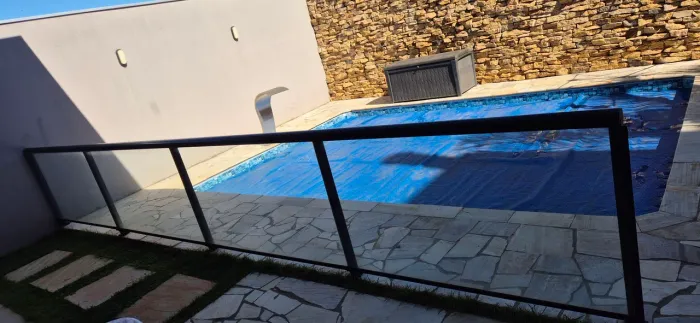 Cerca de vidro para proteção da piscina ou área externa