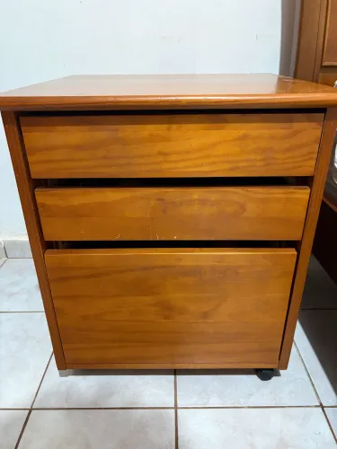 Criado Mudo com Rodinhas 3 Gavetas Cor Mel - Perfeito para Quarto R$550