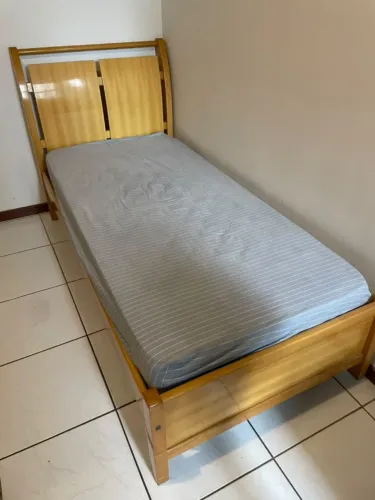 Cama solteiro de madeira maciça com colchão