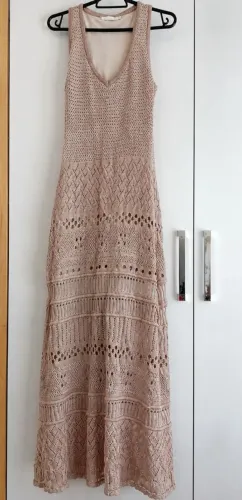 Vestido Longo Tricot, possui forro e fendas laterais. Tam M
