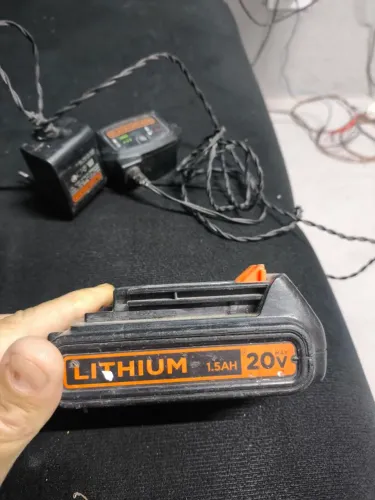 Bateria e carregador Black Decker 20v pra parafusadeira 