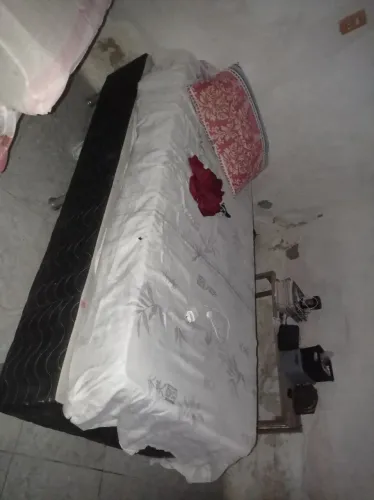 Vendo cama solteiro está em ótimo estado de conservação 