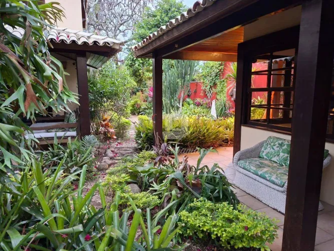 Mansão com 6 suítes e 5 salas em Camboínhas