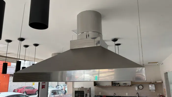 Coifa INOX 1,10x1,10 com motor e tubulação 2,5m