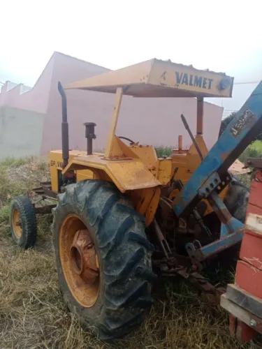 Trator Valmet 68 e equipamentos.