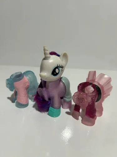Boneca My Little Pony Unicórnio Rarity Com 3 Roupas da Butique
