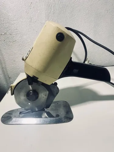 Máquina para cortar tecidos 