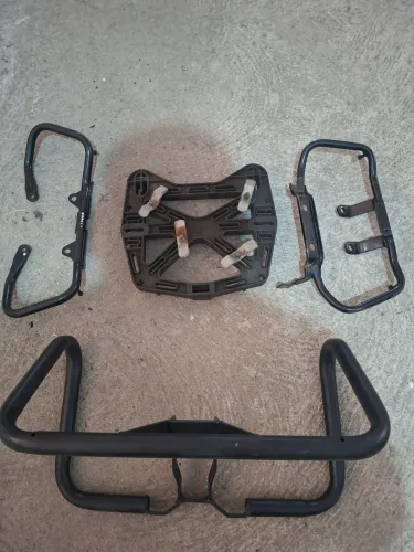 Vendo 1 bagageiro + 2 Alça traseira + 1 mata cachorro titan 150
