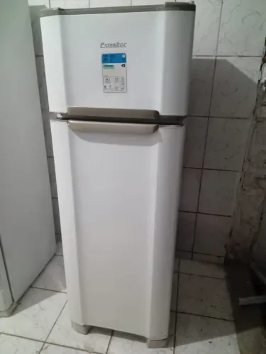 VENDO UMA GELADEIRA ESMALTECK