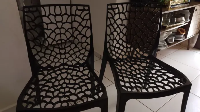 Cadeiras corais preta 2 por 150reais falar c polyana *