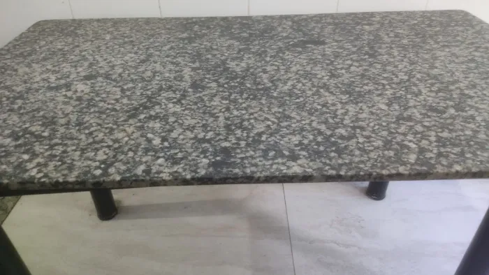 Mesa com tampo de granito
