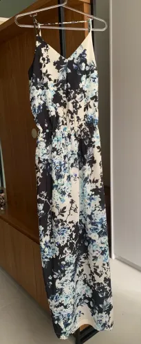 Vestido longo com fenda lateral