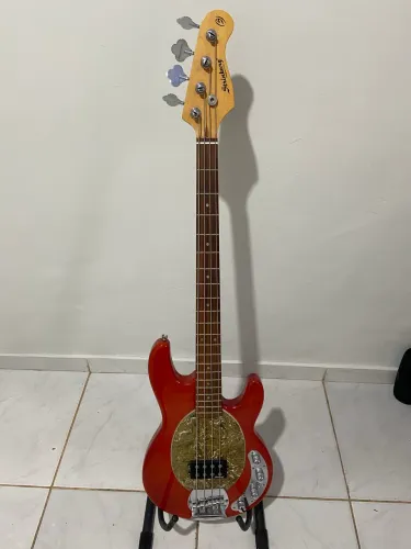 Contra Baixo Strinberg MB200 (Estilo Music Man) - Vermelho / Escudo Dourado - Lindo!