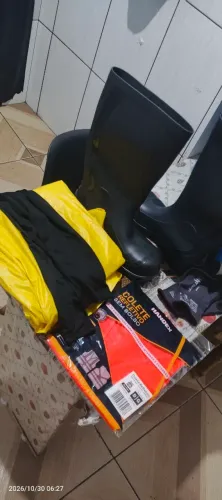 Galocha TM 41, colete refletor, luva, capa de chuva, protetor anti braço. Tudo zerado