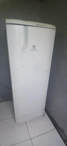 VENDO GELADEIRA ELECTROLUX DEGELO AUTOLIMPANTE 700,00