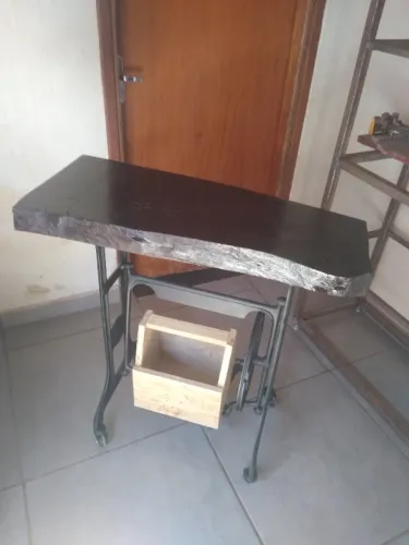 Aparador Rústico com Pé de Máquina de Costura