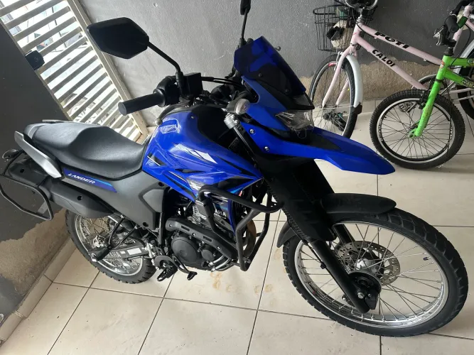 Lander único dono 8 mil km moto novinha com Assesorios