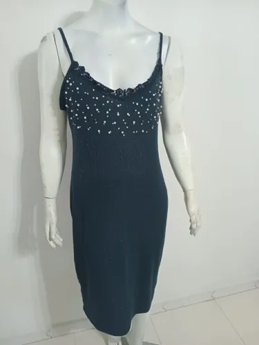 Vestido midi preto tecido maleável com enfeites e brilho