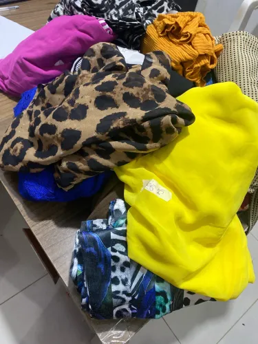 Um lote de roupas plus usadas