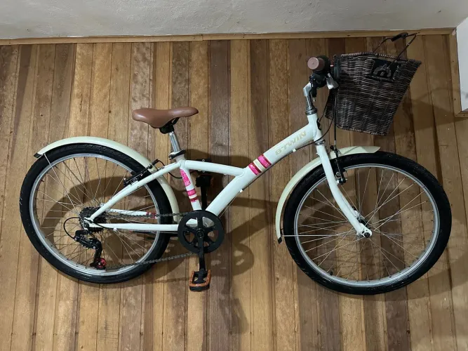 Bicicleta aro 24 com marchas e cesto bem nova