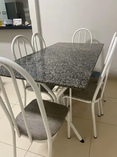 Mesa com tampa de mármore