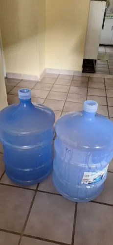2 Galões de água vazio