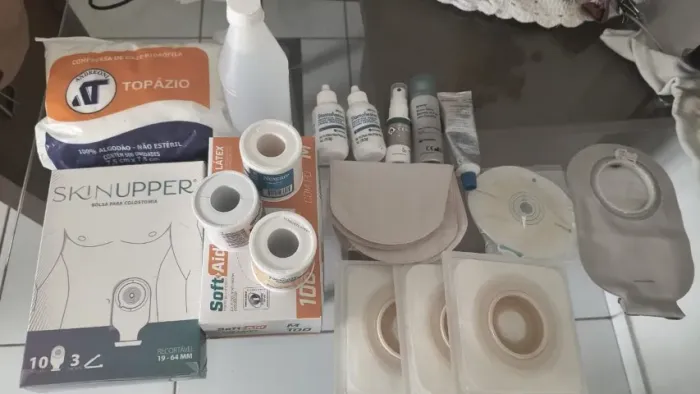 Kit Colostomia, Bolsas, Placas e material de proteção para pele e limpeza