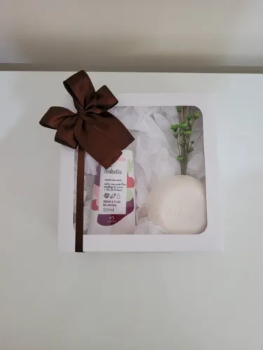 Promoção. Presente com hidratante para mãos Natura. Aniversário. Cestas de Presentes.