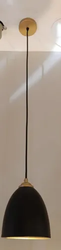 Pendente preto com dourado