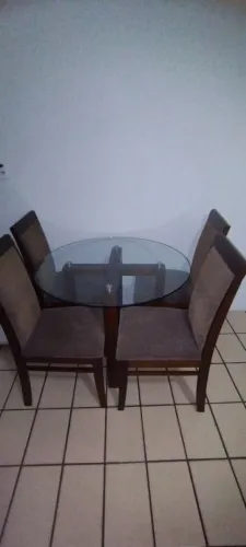 Mesa de madeira com tampo de vidro