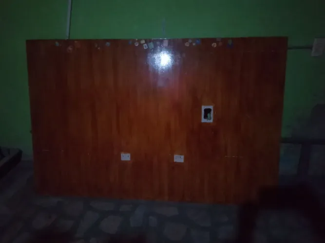 Painel enorme de madeira...pode ser usado como mesa de corte de tecido