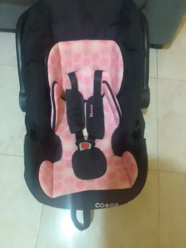 Vendo cadeirinha de carro pra bb Menina semi nova