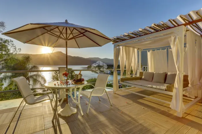 Pousada boutique à venda com 4 suítes e vista para a Lagoa da Conceição, Florianópolis