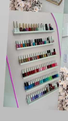 Espositor de esmaltes com led rosa